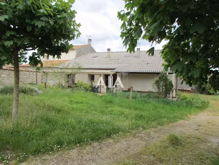 maison de village avec bâtiment agricole proche de chef bout