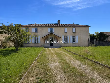 demeure en pierre de plus de 350 m2 au coeur de l'entre-deux-