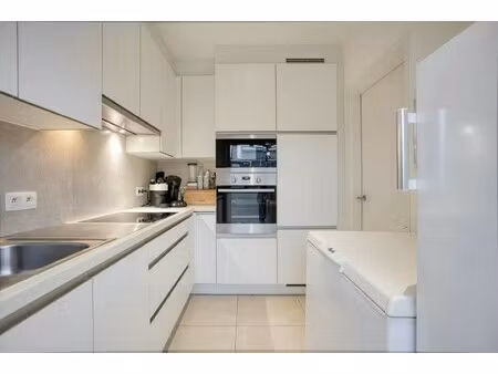 gerenoveerd 3 slaapkamer appartement met autostaanplaats