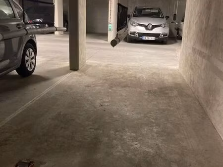 place de parking pour moto ou scooter sur le cadereau