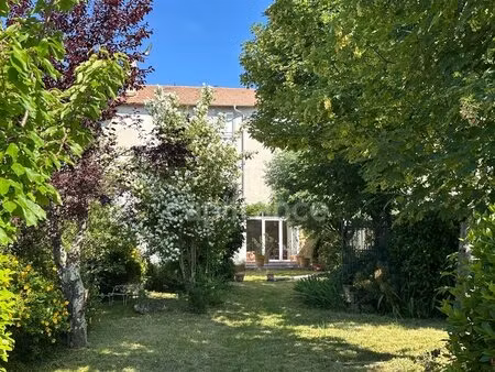 maison de ville de plus de 300m2  lumineuse  avec un grand jardin et 7 chambres
