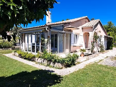 villa avec garage sur terrain clos proche centre village à pied.