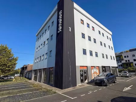 vente bureau 3 pièces 145 m² tresses (33370)