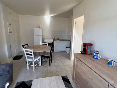 appartement t2 situe au 1er etage