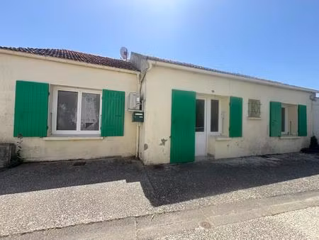 le château-d’oléron - a louer a l'annee - maison t4 de plain-pied – 75 1 m² – terrasse – d