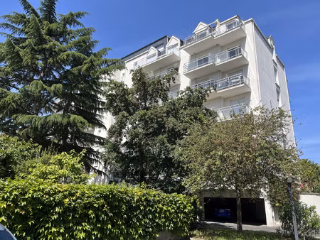 40 m2 + balcon 9 m2 + cave + parking privé