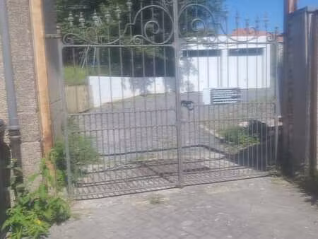 lot de 6 garages et un emplacement