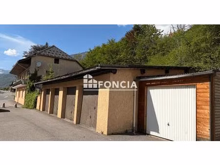 rare à la vente  ensemble immobilier avec 3 appartements et 5 garages