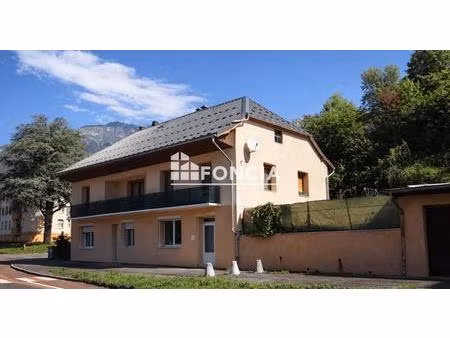 rare ensemble immobilier avec 3 appartements et 5 garages