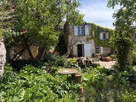 maison de village de caractère à restaurer à vendre à ménerbes avec un jardin et une vue p