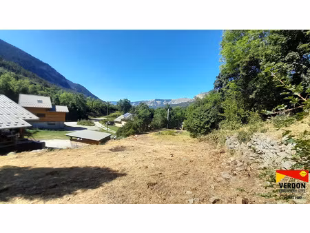 terrain viabilisé a colmars avec permis pour 134 m2.