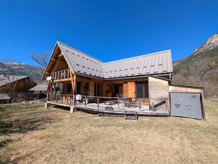 chalet récent  en très bon état  avec dépendance et terrasse