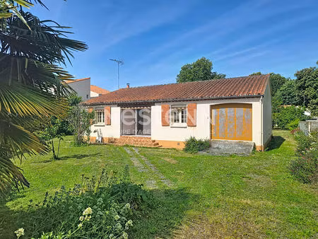 a vendre. maison de plain pied  2 chambres  garage  grande terrain située à luçon.