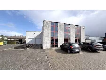 bâtiment d'entreprise avec quais de chargement à louer près