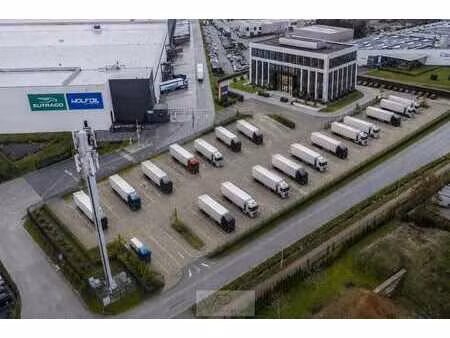 parking poids lourds stratégiquement situé avec espaces d...