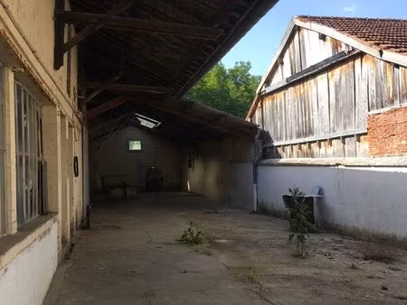 grande maison rénovée à vendre dans village médiéval