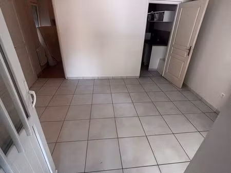 t2 32 m² avec chambre séparée – très bon état – stationnement facile