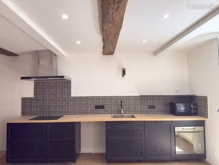maison de village rénovée avec garage et potentiel loft – vins-sur-caramy