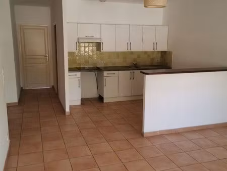 3 pièces  68 m2  3ème étage  centre ville de lorgues