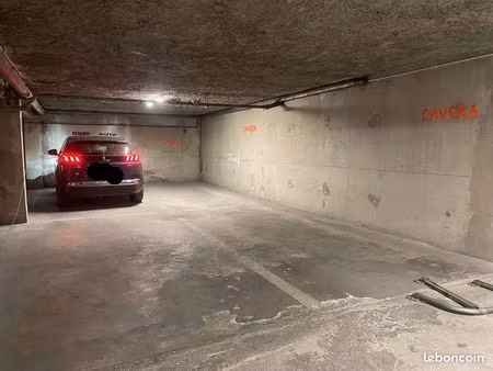 location place parking ■2 places de parking en sous-terrain ■places en enfilade ■proche pl