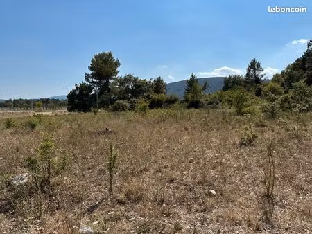 terrain 680 m² gonfaron