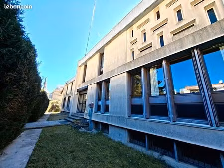 local 384 m²