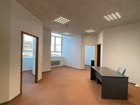 a louer: bureau rénové 50 m2  belle luminosité avec parking. 1er étage avec ascenseur