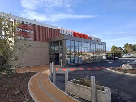 location commerce cabannes 13000 121m²