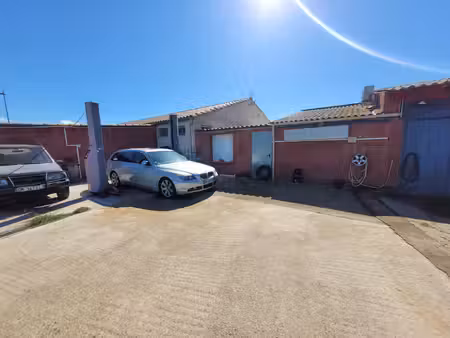 fleury d'aude bâtiment de 400 m2  avec une partie ancien gar
