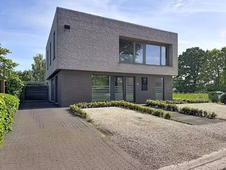 moderne woning met 3 slaapkamers en praktijk- of kantoorruimte op een mooi perceel.