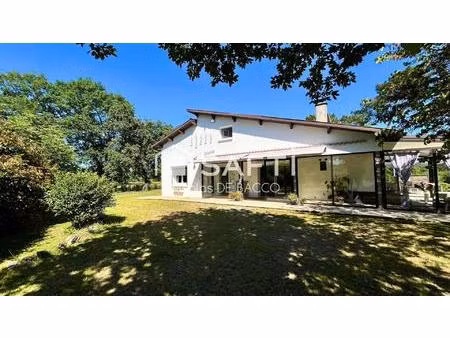belle maison a la campagne de 216 m2  avec sa piscine sur un terrain de 12 080 m2.