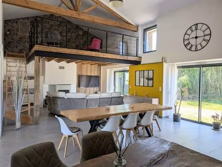 trés grande maison avec énormes dépendances.