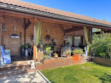 maison en madriers de bois massif avec piscine