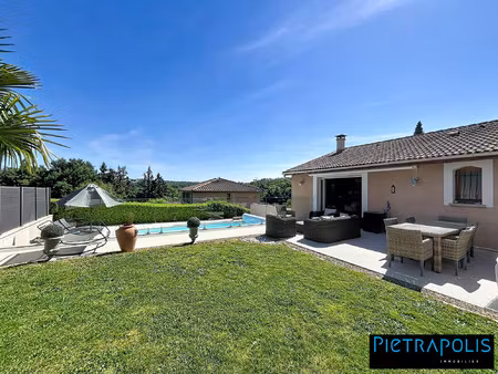 maison individuelle au calme avec jardin et piscine