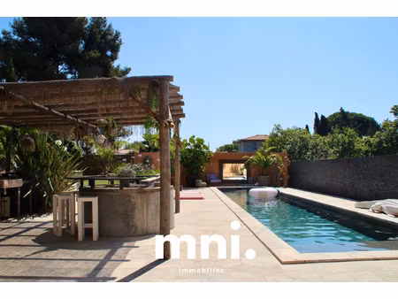 rare authentique mas provençal rénovée avec piscine et jar