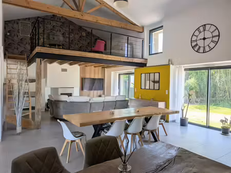 trés grande maison avec énormes dépendances.