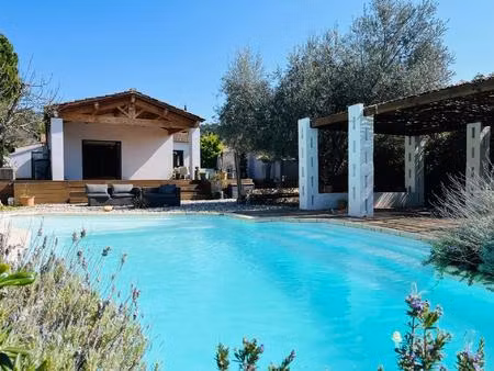 propriété de caractère plain-pied avec piscine