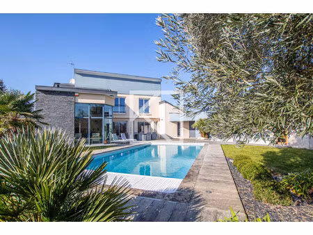 contemporaine et son beau jardin.