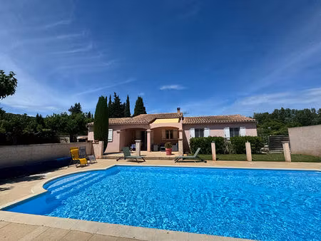 très belle villa de plain-pied avec jardin  terrain arboré  piscine et garage