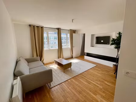 location meublée appartement 2 pièces 43 m² à courbevoie (92400)  1 480 €