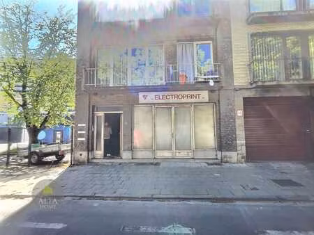 bureaux  et atelier brut avec beau potentiel