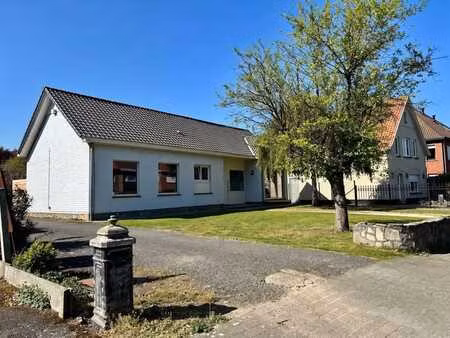gelijkvloerse villa met tuin en garage