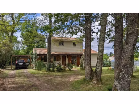location maison 6 pièces 120 m² à castelnau-de-médoc (33480)  1 350 €