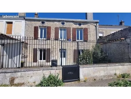 a deux pas du centre ville tous commerces - maison de ville offrant deux chambres et un bu