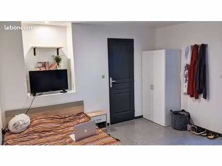 grande chambre avec sdb privative