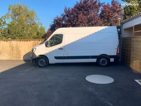 je cherche une place couverte simple et sécurisée pour stationner un renault master quelqu