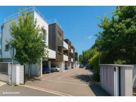 eysines - t3 en dernier étage lumineux avec terrasse + parking intérieur