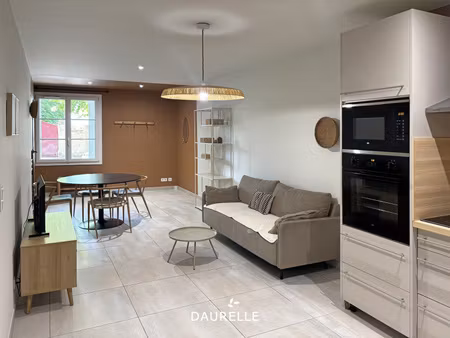appartement meublé à louer à saint-remy-de-provence avec une