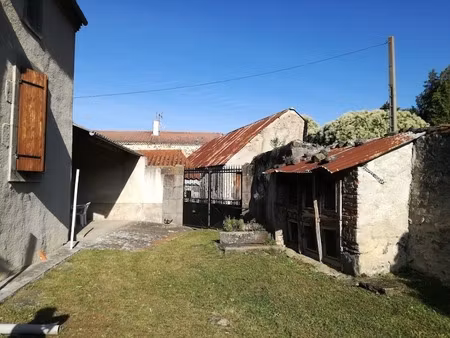 maison en pierres sur terrain clos de murs