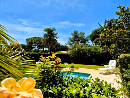 suberbe villa familiale avec garage et piscine